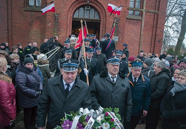 ▲	Wierni tłumnie uczestniczyli w pogrzebie.