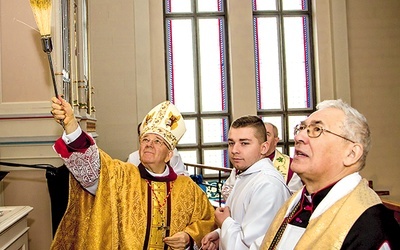 ▲	Instrument w parafii Świętej Rodziny pobłogosławił biskup senior Roman Marcinkowski.