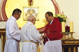 Ks. Herc w czasie Eucharystii.