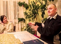 ▲	– Poruszane zagadnienia są bardzo różne, dostosowane  do odbiorców – opowiada ks. Kieliszek.