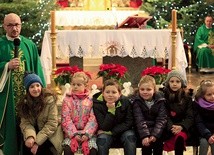 ▼	Jezuita z dziećmi podczas Mszy Świętej.