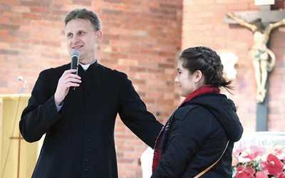 ▲	Jak odnaleźć swoją drogę, radził młodzieży salezjanin.