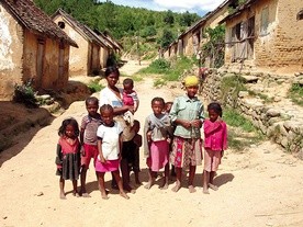 W wiosce Ilena  na Madagaskarze  mieszka  razem z rodzinami  ponad 20 trędowatych