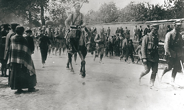 Wkraczających Strzelców nie witały w Kielcach tłumy. Pojawienie się szarych żołnierzy z orłami na czapkach nie wywołało powstania, na co liczył Piłsudski, i trzeba było wracać do Galicji. Po wojnie wielu z żołnierzy Kompanii Kadrowej i patrolu ułanów było wysokimi oficerami Wojska Polskiego 