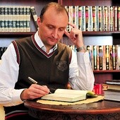 ▲	Ks. prof. Rosik jest jednym z siedmiu autorów przekładu Nowego Testamentu pracujących przy kolejnym wydaniu BT.
