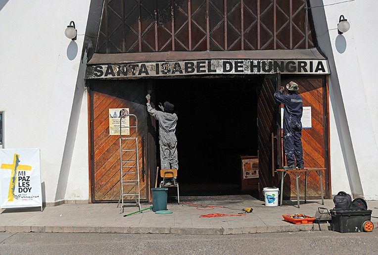 Nieznani sprawcy usiłowali podpalić kościół św. Elżbiety Węgierskiej. Podobne ataki miały miejsce w czterech innych świątyniach stolicy tuż przed wizytą papieża Franciszka.

12.01.2018 Chile, Santiago