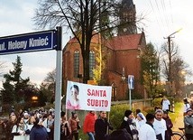 Wielu mieszkańców rodzinnej miejscowości Heleny Kmieć jest przekonanych o jej świętości. Wyrazili to podczas ubiegłorocznego marszu świętych, niosąc baner  z napisem: „Santa subito” (Święta natychmiast).