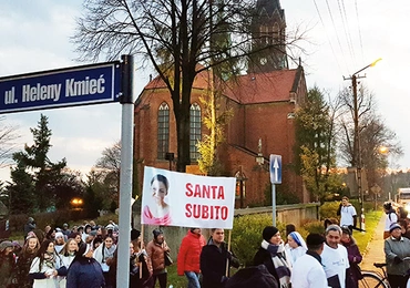 Wielu mieszkańców rodzinnej miejscowości Heleny Kmieć jest przekonanych o jej świętości. Wyrazili to podczas ubiegłorocznego marszu świętych, niosąc baner  z napisem: „Santa subito” (Święta natychmiast).