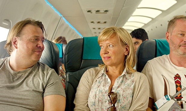 Nicolas Bro, jako gadatliwy podróżny,  oraz Dorota Segda i Artur Żmijewski jako stateczne małżeństwo wracające z wakacji.