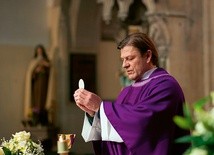 Sean Bean w serialach zwykle wcielał sie w role tzw. mocnych ludzi. W „Broken” zagrał wbrew swemu ekranowemu emploi.