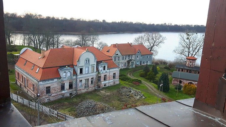 Kiedyś w pałacu znajdował się m.in. dom kultury. Dziś budynek świeci pustkami. – A to miejsce z takim potencjałem! – mówi proboszcz.