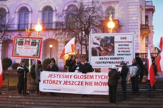 Obrońcy życia pikietowali na placu Chrobrego w Bielsku-Białej