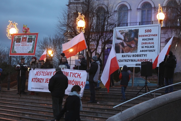 Obrońcy życia pikietowali na placu Chrobrego w Bielsku-Białej