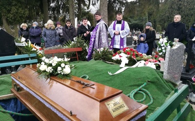 Obrzędowi pogrzebowemu przewodniczył ks. Mariusz Kubik