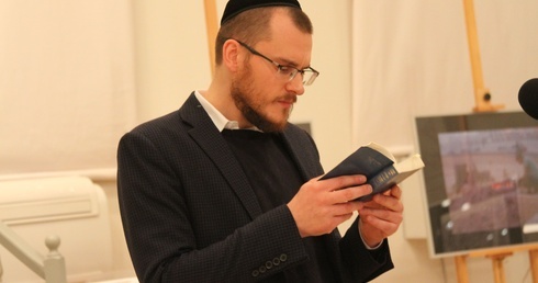 Rabin Dawid Szychowski modli się słowami Psalmu 23