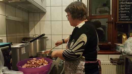 Zupa w Kato - gotowanie dla bezdomnych 
