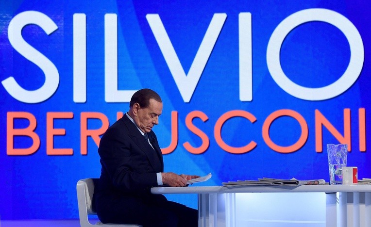 Centroprawica Berlusconiego prowadzi w sondażu przed wyborami we Włoszech