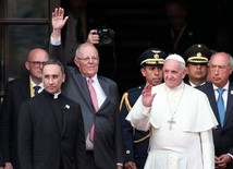 Papież Franciszek z prezydentem Pablo Kuczynskim (z wyciągniętą w górę ręką)