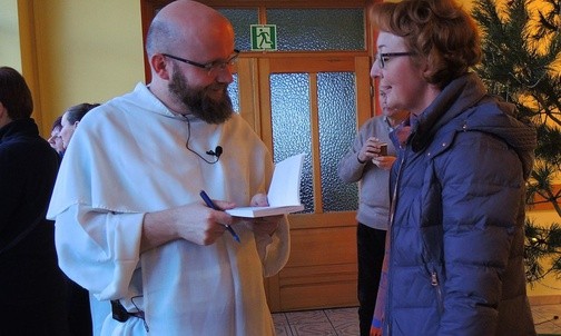 Był czas na rozmowy indywidualne z o. Januszem Pydą i... autografy