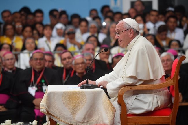 Papież wśród duchowieństwa Peru