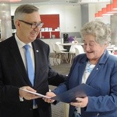 Małgorzata Moskot, prezes Akcji Katolickiej na Leszczynach odbiera list gratulacyjny od ministra Stanisława Szweda