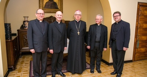 Abp Skworc wręczył dekrety księżom dziekanom