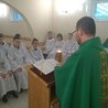 Ks. Michał Michnicki uczył ministrantów, jak rozważać Pismo Święte tak zwaną metodą Lectio divina