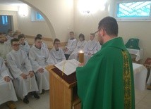 Ks. Michał Michnicki uczył ministrantów, jak rozważać Pismo Święte tak zwaną metodą Lectio divina