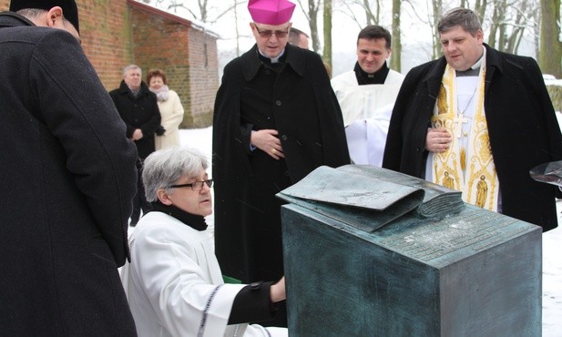 Ks. proboszcz Marek Podsiadlik wyjaśnia znaczenie pomnika Biblii