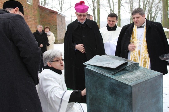 Ks. proboszcz Marek Podsiadlik wyjaśnia znaczenie pomnika Biblii