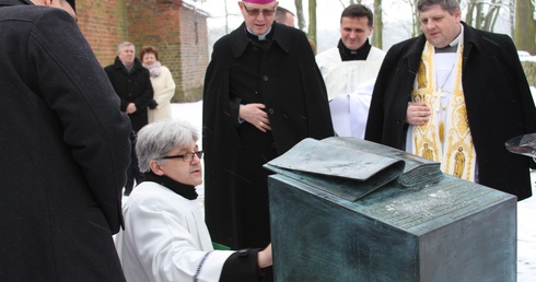 Ks. proboszcz Marek Podsiadlik wyjaśnia znaczenie pomnika Biblii