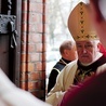 Zawołaniem biskupim Romualda Kamińskiego są słowa „Pod Twoją obronę”.