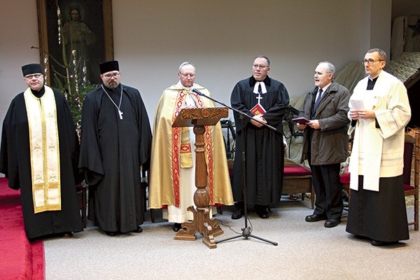 ▲	Przedstawiciele różnych wyznań w tymczasowej kaplicy katedralnej.