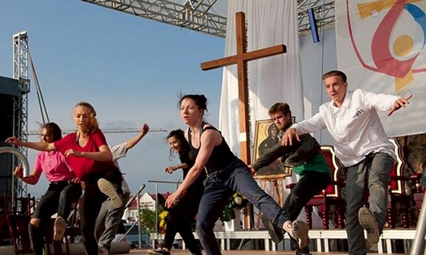 Patryk (pierwszy z prawej) współtworzył mini spektakl „Walka o pokój” na Diecezjalne Światowe Dni Młodzieży w Świebodzinie.