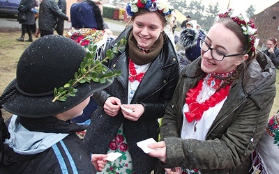 ◄	Przed kolędowaniem Górale Czadeccy podzielili się opłatkiem.