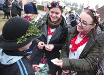 ◄	Przed kolędowaniem Górale Czadeccy podzielili się opłatkiem.