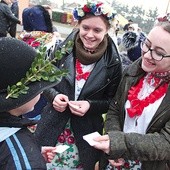 ◄	Przed kolędowaniem Górale Czadeccy podzielili się opłatkiem.