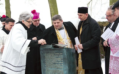 ▲	Przedstawiciele Kościołów wspólnie odsłonili rzeźbę.