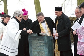 ▲	Przedstawiciele Kościołów wspólnie odsłonili rzeźbę.