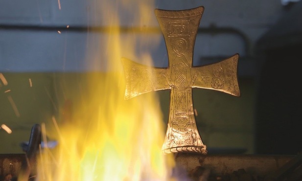 Krzyż wykuty z resztek pocisku z Aleppo  – symbol prześladowanych chrześcijan.