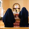 ▲	Siostry służebniczki NMP  podczas adoracji Najświętszego Sakramentu.