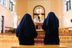 ▲	Siostry służebniczki NMP  podczas adoracji Najświętszego Sakramentu.