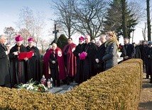 ►	Po Eucharystii uczestnicy modlili się przy grobie bp. Bieńka.
