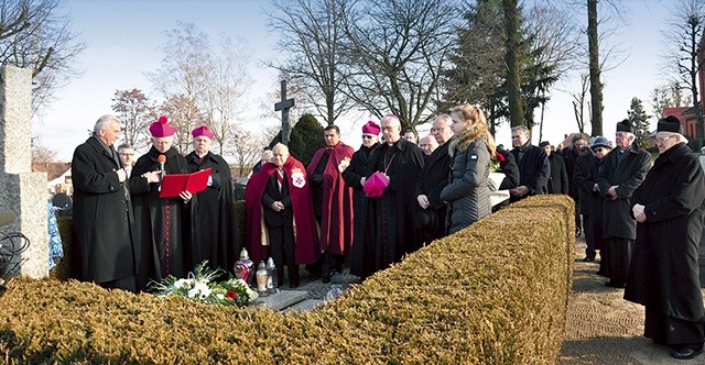 ►	Po Eucharystii uczestnicy modlili się przy grobie bp. Bieńka.