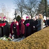 ►	Po Eucharystii uczestnicy modlili się przy grobie bp. Bieńka.