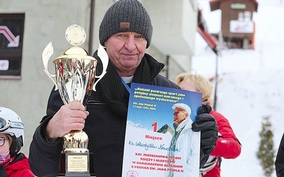 Ks. prał. Władysław Nowobilski zdobył też statuetkę dla najstarszego zawodnika.