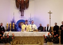 ▼	Nabożeństwa gromadzą przedstawicieli różnych wyznań i religii.