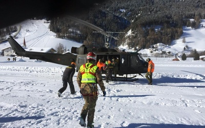 Włochy: Ewakuacja turystów helikopterami