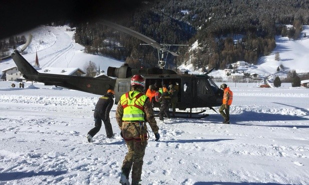 Włochy: Ewakuacja turystów helikopterami