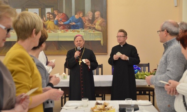 Bp Henryk Tomasik życzył słuchaczom wytrwałości w studiowaniu Biblii. Obok ks. Jacek Kucharski.